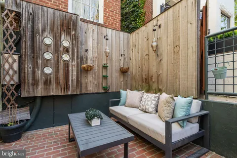 a wooden bench sitting in front of a building