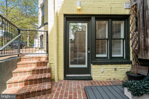 a view of entryway with a balcony