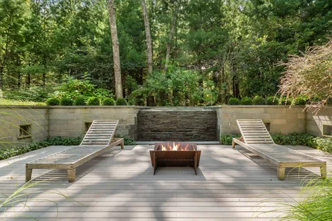 a view of sitting area with trees in the background