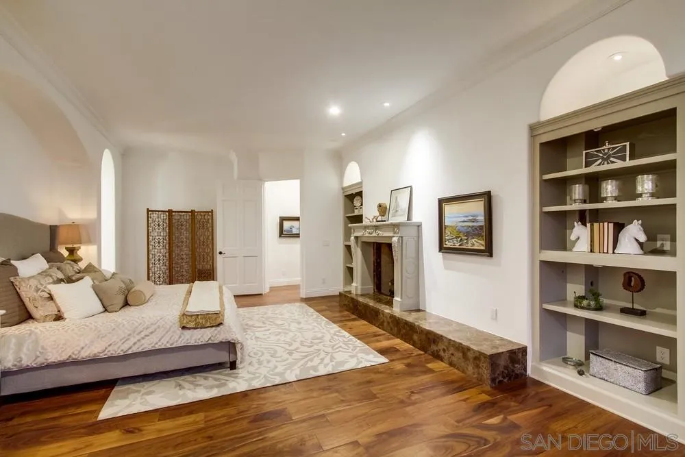 7411 Hillside Drive La Jolla, CA 92037 - Photo 17 of 25 a spacious bedroom with a bed and walk in closet