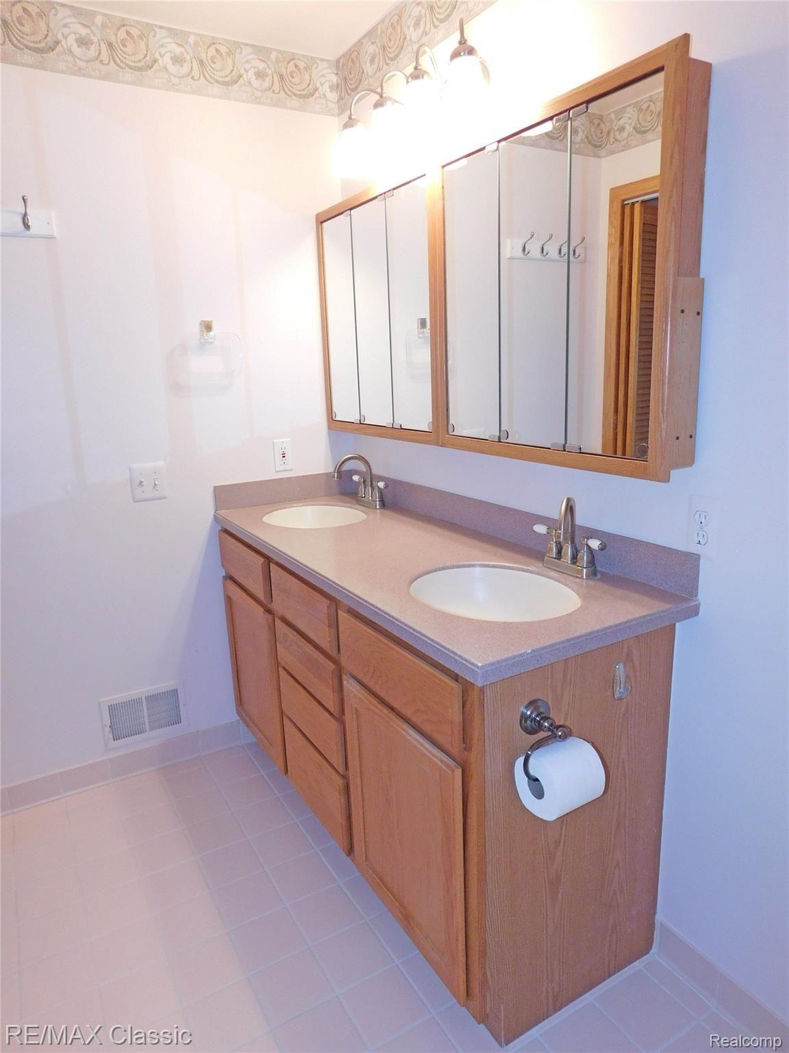 21840 River Ridge Trail, Unit 104 Farmington, MI 48335 - Photo 18 of 35 MASTER BATH