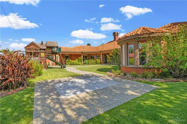 a view of a house with a yard