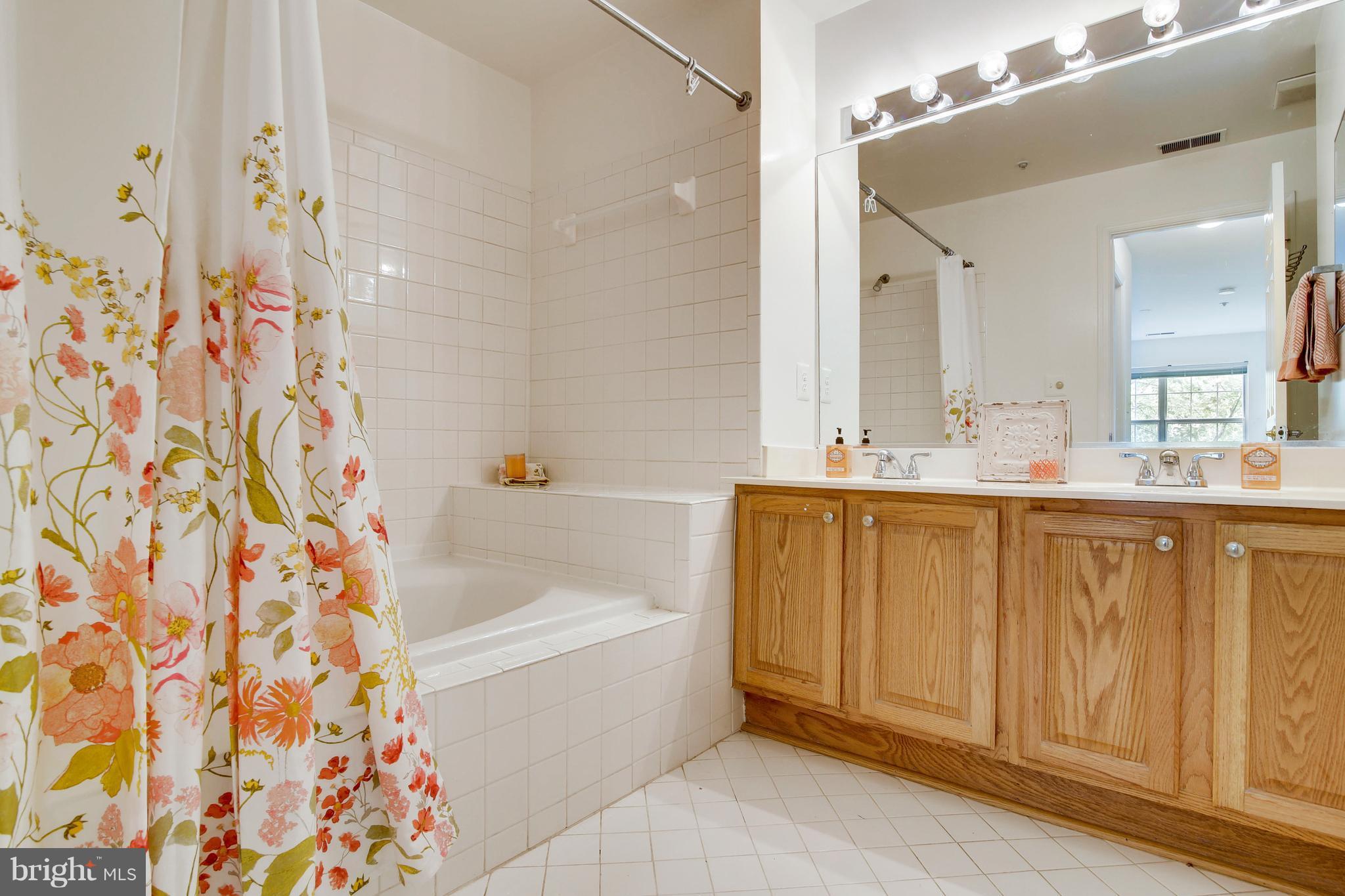 304 Ridgepoint Place, Unit 22 Gaithersburg, MD 20878 - Photo 16 of 30 Bath (Master)