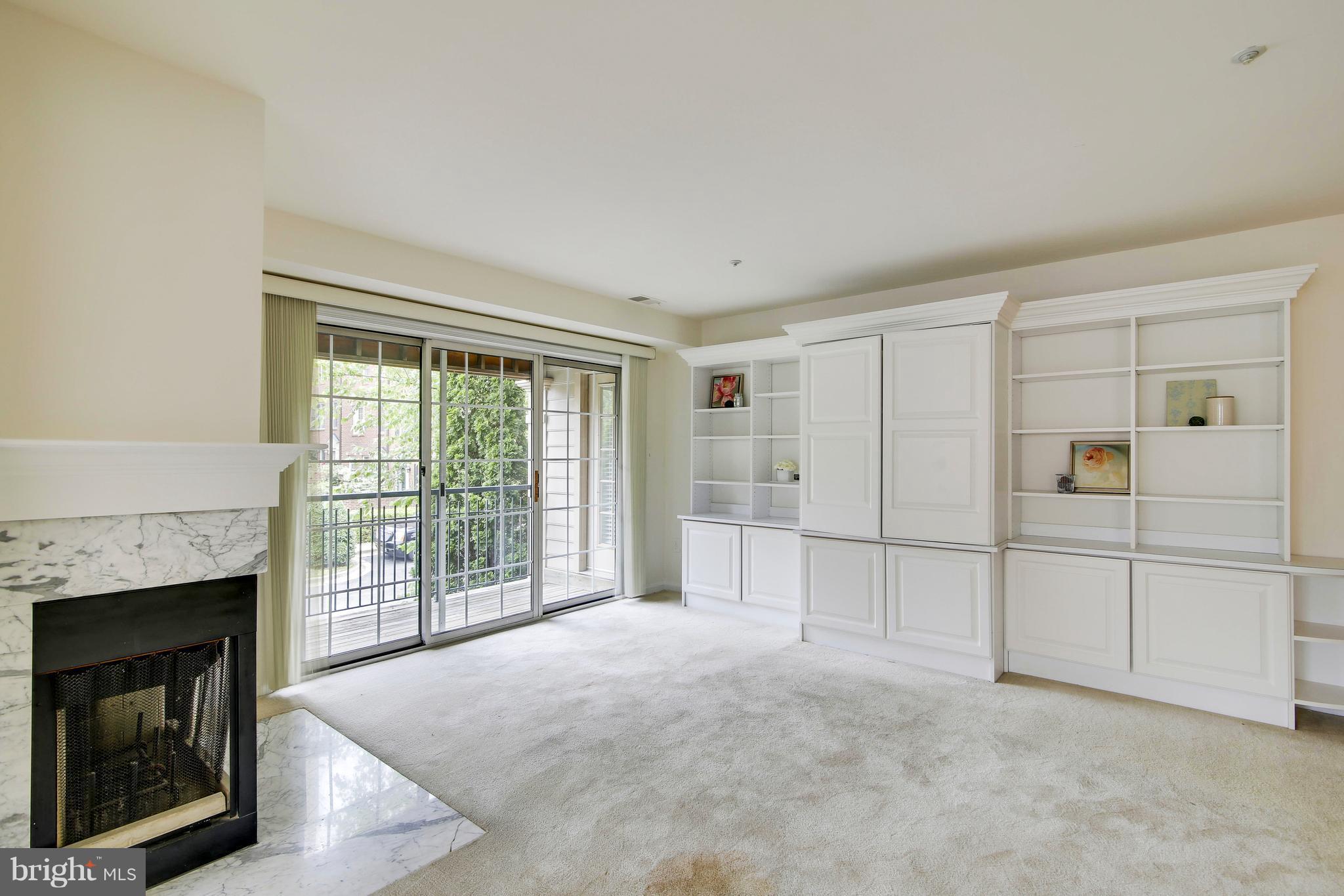 Living Room w/Built-Ins