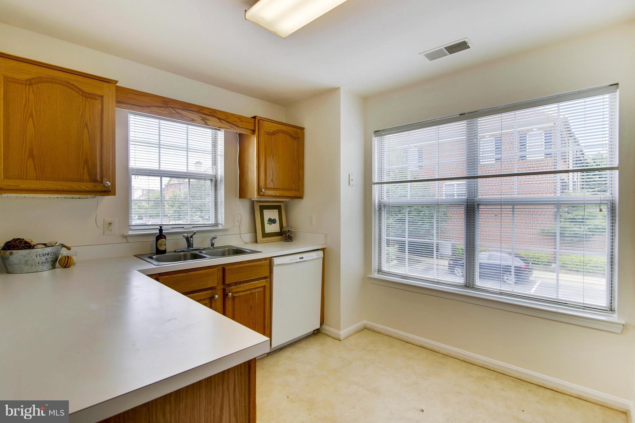 304 Ridgepoint Place, Unit 22 Gaithersburg, MD 20878 - Photo 10 of 30 Kitchen