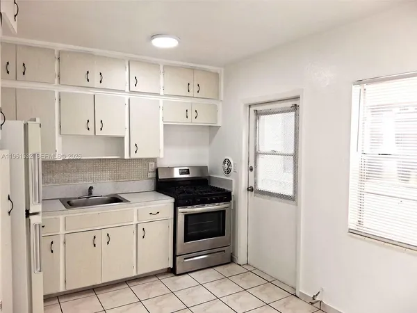 $1,600 | 7860 Harding Avenue, Unit 4B, Miami Beach, FL 33141