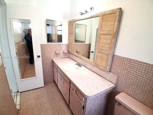 $1,600 | 7860 Harding Avenue, Unit 4B, Miami Beach, FL 33141