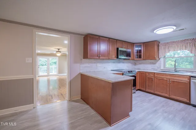 $395,000 | 524 Cherokee Drive, Mount Carmel, TN 37645