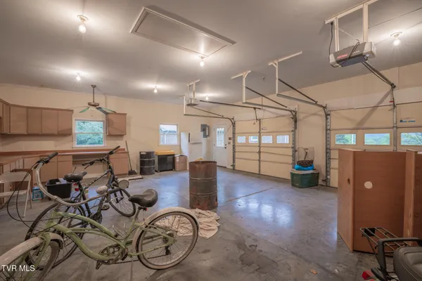 $387,100 | 524 Cherokee Drive, Mount Carmel, TN 37645