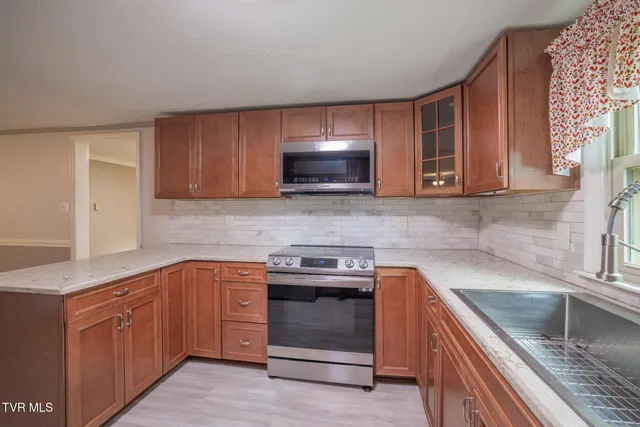 $395,000 | 524 Cherokee Drive, Mount Carmel, TN 37645