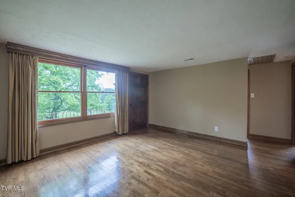 $387,100 | 524 Cherokee Drive, Mount Carmel, TN 37645