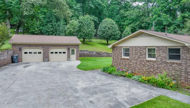 $395,000 | 524 Cherokee Drive, Mount Carmel, TN 37645