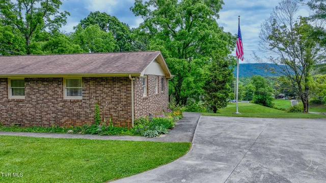 $395,000 | 524 Cherokee Drive, Mount Carmel, TN 37645