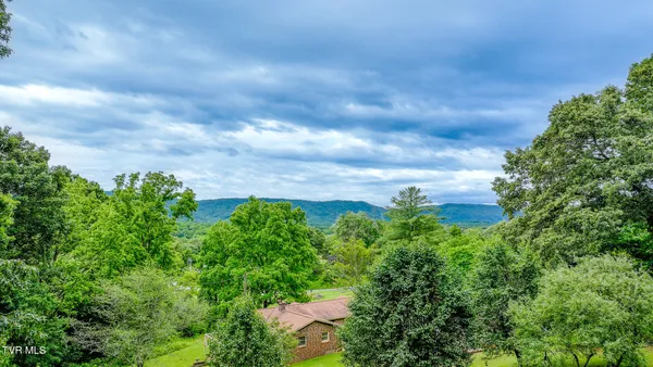 $387,100 | 524 Cherokee Drive, Mount Carmel, TN 37645