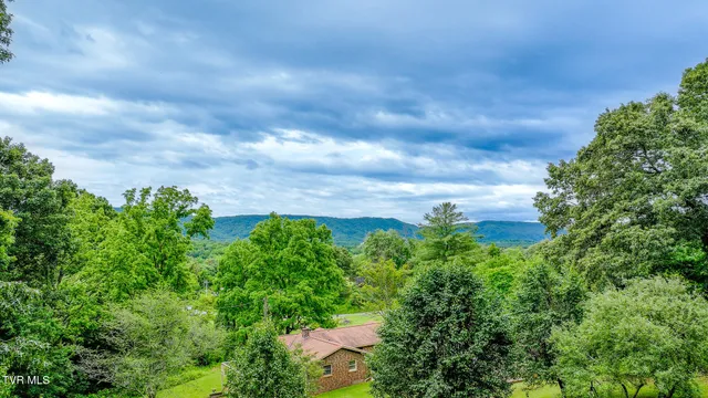 $395,000 | 524 Cherokee Drive, Mount Carmel, TN 37645