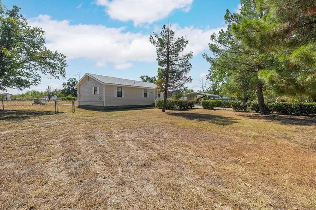 a view of a yard with an tree