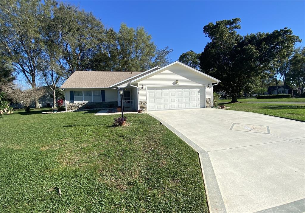 26840 Racquet Circle Leesburg, FL 34748 - Photo 1 of 19 a front view of a house with garden