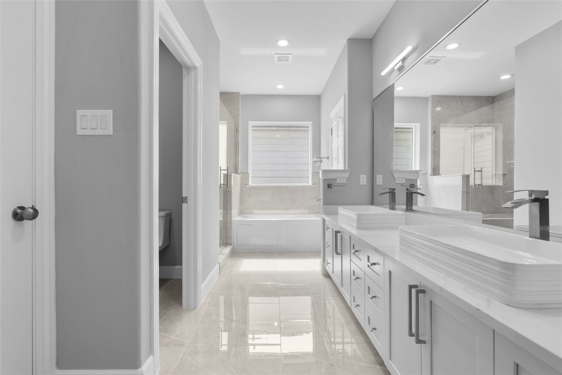 1122 West 16th Street, Unit B Houston, TX 77008 - Photo 21 of 31 a spacious bathroom with a double vanity sink a mirror and a shower