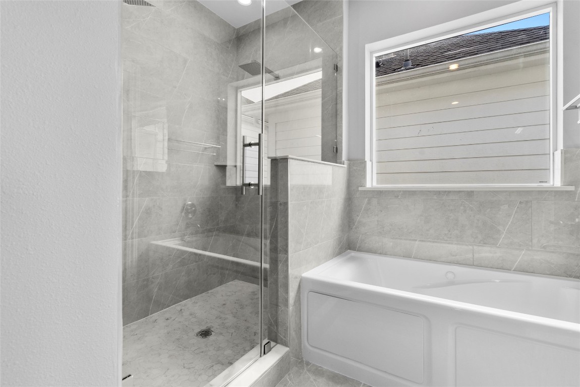 1122 West 16th Street, Unit B Houston, TX 77008 - Photo 22 of 31 a bathroom with a bathtub and a shower