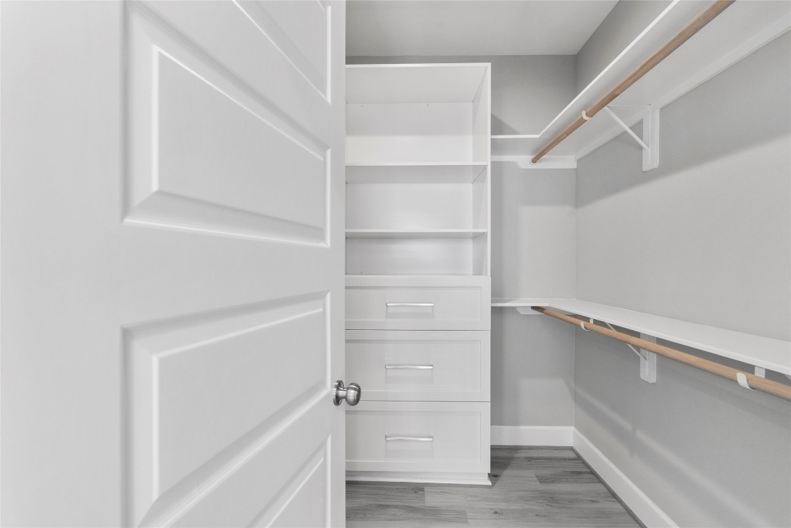 1122 West 16th Street, Unit B Houston, TX 77008 - Photo 23 of 31 a view of walk in closet