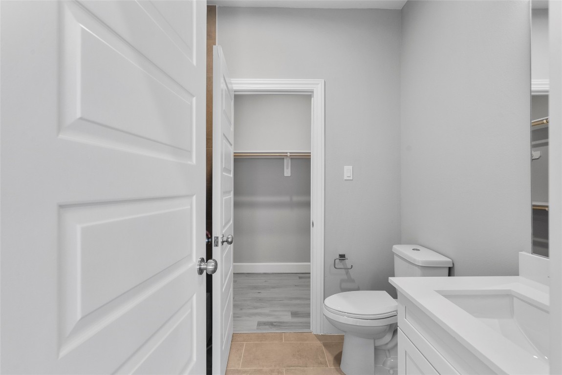 1122 West 16th Street, Unit B Houston, TX 77008 - Photo 28 of 31 a bathroom with a toilet and a sink