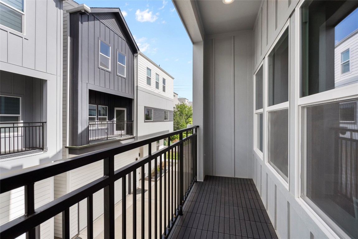 1122 West 16th Street, Unit B Houston, TX 77008 - Photo 29 of 31 Balcony with weatherproof decking