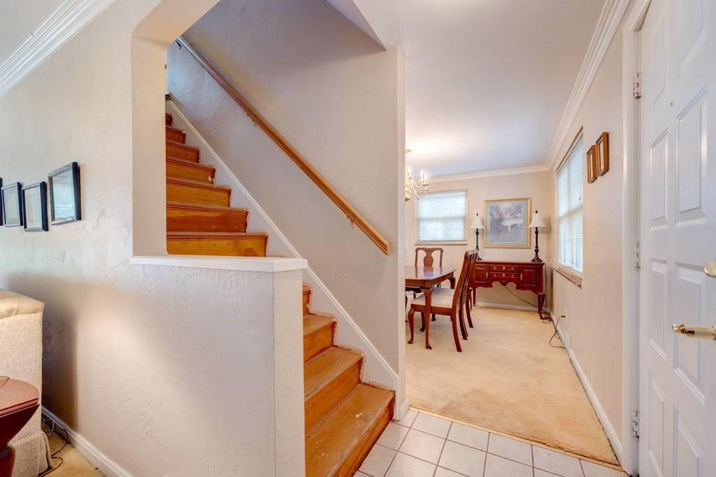 34 Robinhood Road Pittsburgh, PA 15220 - Photo 3 of 18 Gallery Image 3