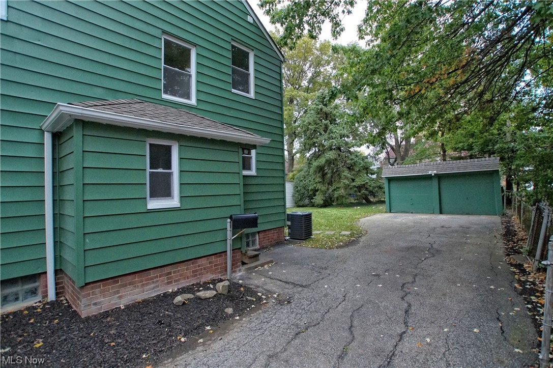 1387 Winston Road Cleveland, OH 44121 - Photo 3 of 29