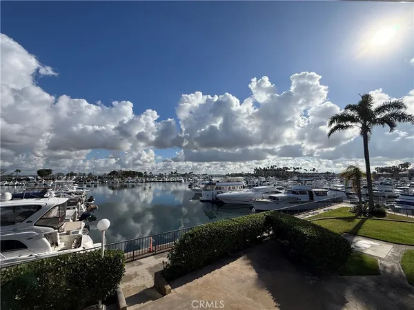 $1,350,000 | 2872 Coast Circle, Unit 104, Huntington Beach, CA 92649