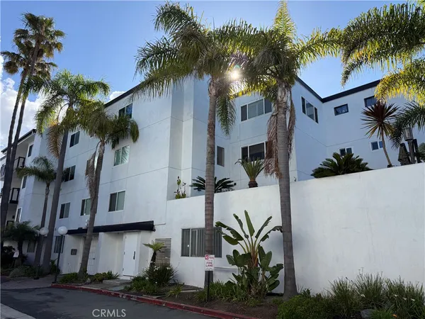$1,350,000 | 2872 Coast Circle, Unit 104, Huntington Beach, CA 92649