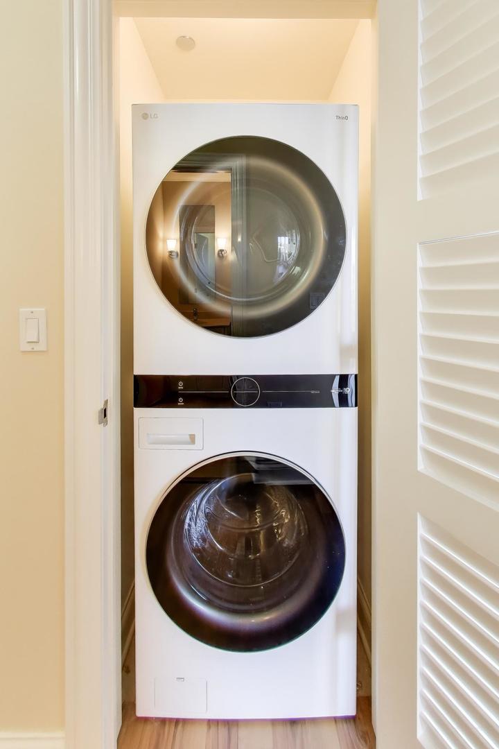 10 East Delaware Place, Unit 20A Chicago, IL 60611 - Photo 21 of 42 a close up view of washer and dryer