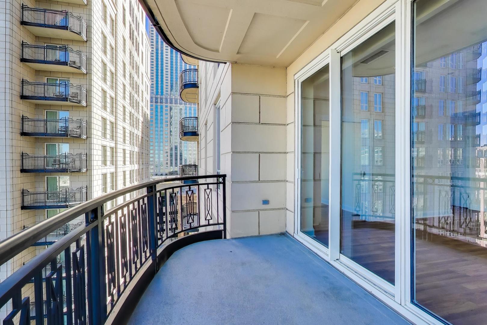 10 East Delaware Place, Unit 20A Chicago, IL 60611 - Photo 24 of 42 a view of an entryway with a staircase