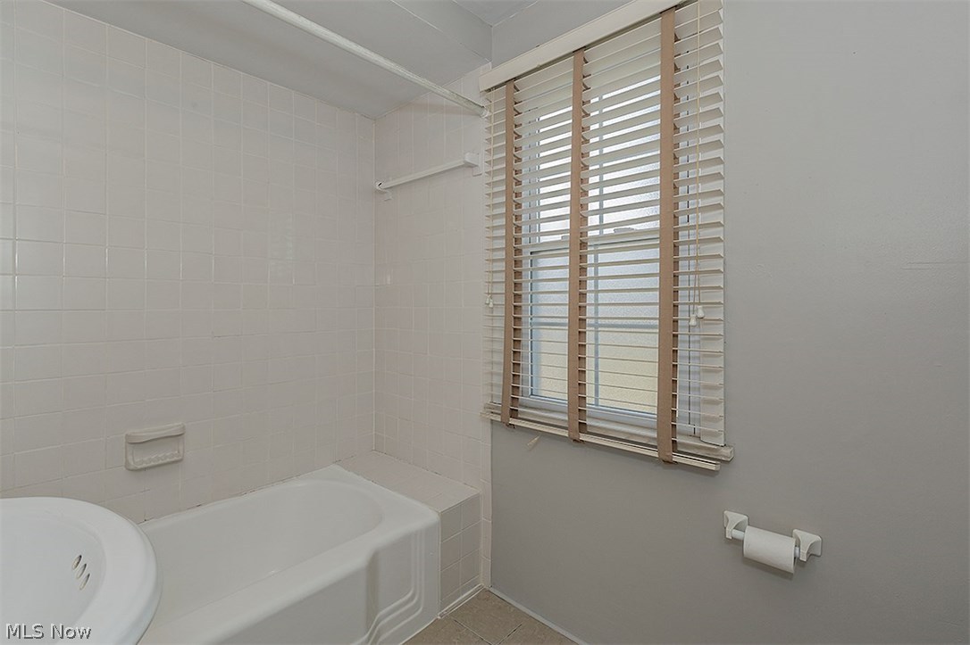 4024 Charlton Road Cleveland, OH 44121 - Photo 28 of 35