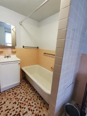 $1,300 | 175 Rock Street, Unit 3S, Fall River, MA 02720