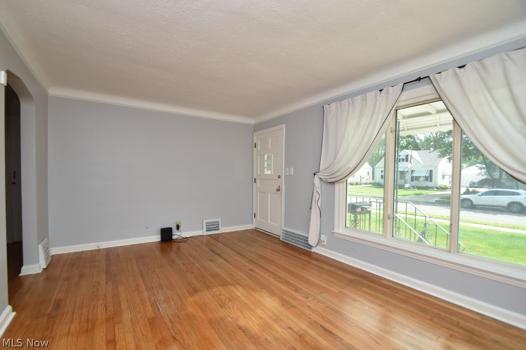 1172 Sunset Road Cleveland, OH 44124 - Photo 3 of 26