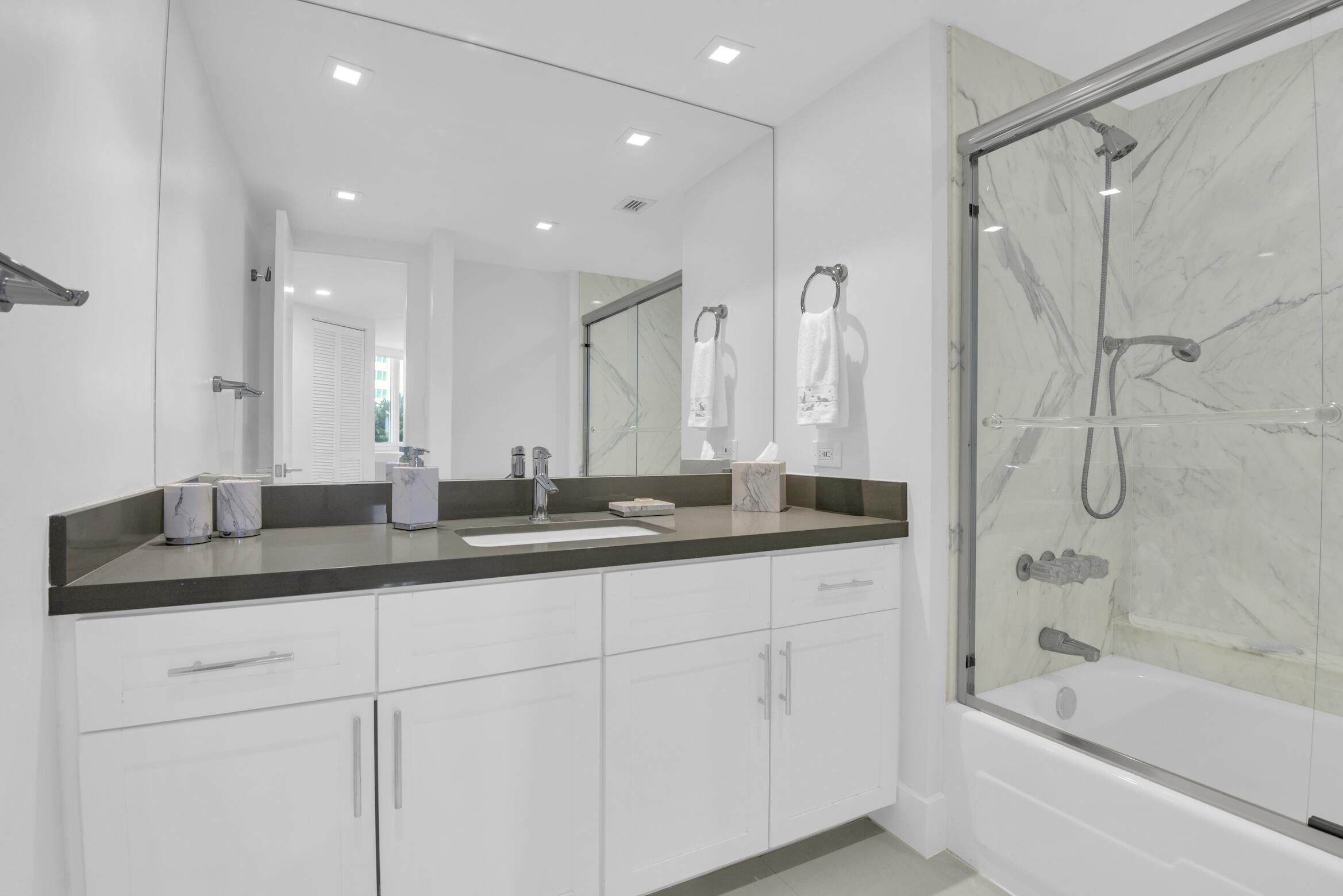550 South Ocean Boulevard, Unit 401 Boca Raton, FL 33432 - Photo 33 of 51 Guest bathroom