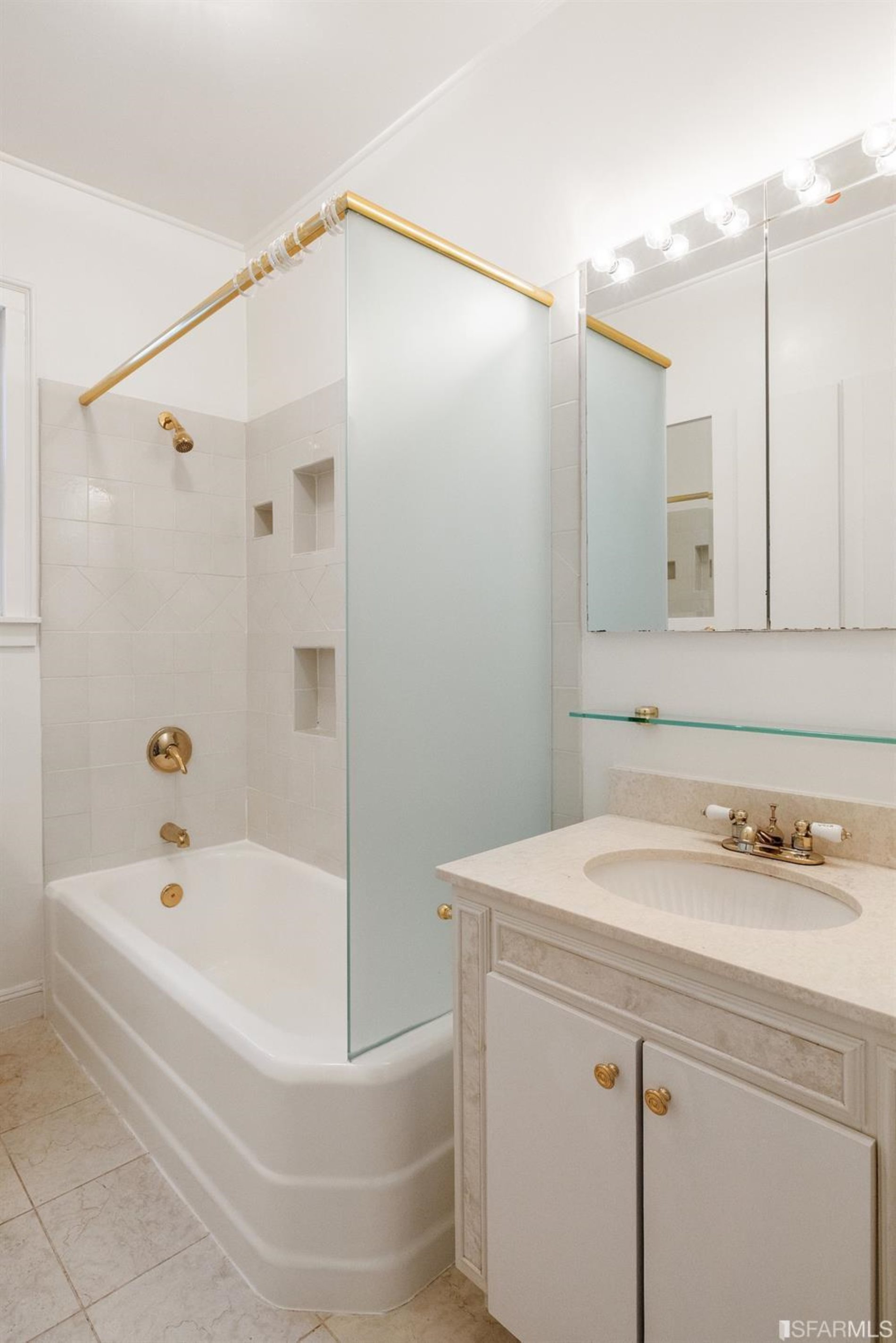 1069 Broadway San Francisco, CA 94133 - Photo 40 of 43 a bathroom with a bathtub and a sink