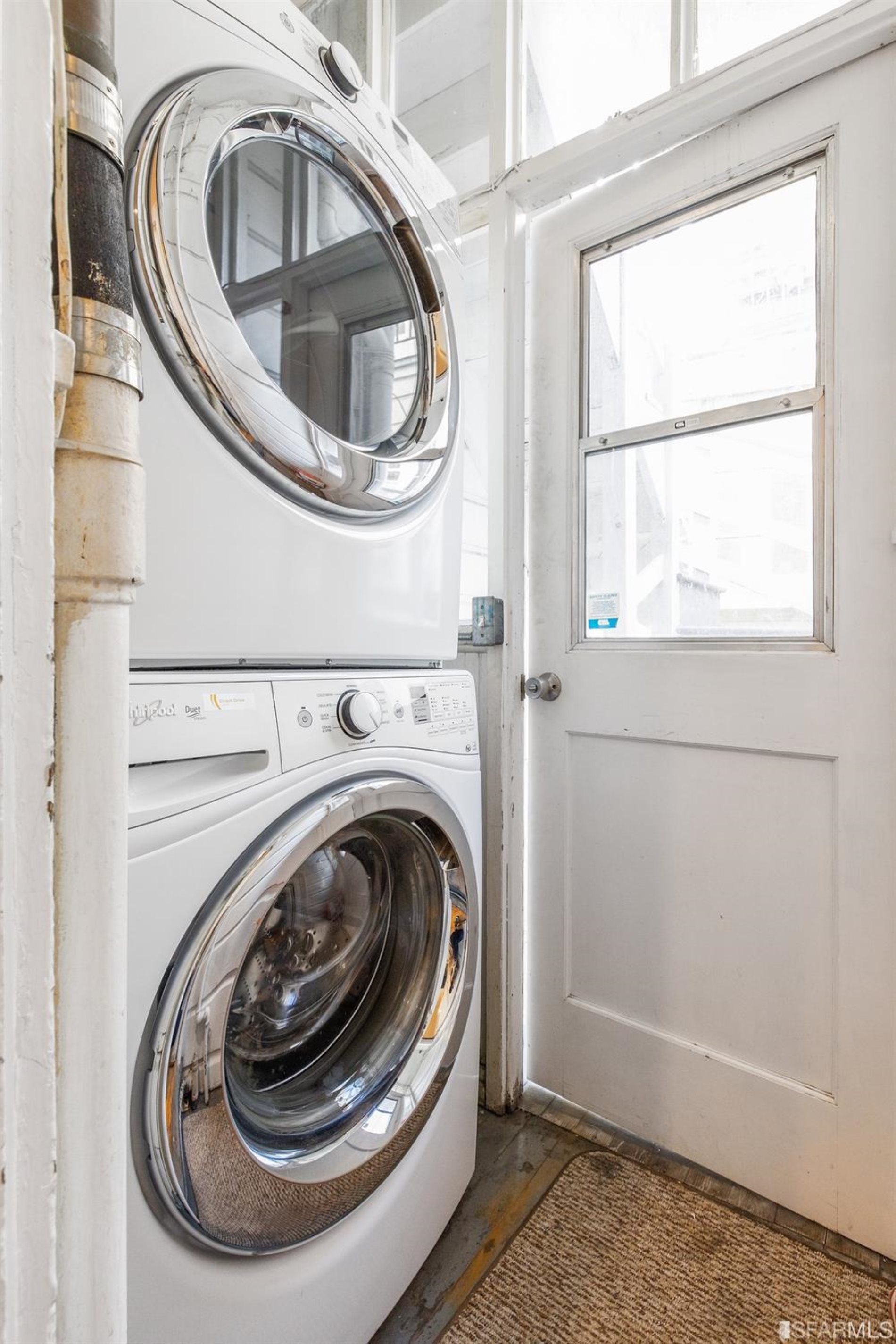 1069 Broadway San Francisco, CA 94133 - Photo 42 of 43 a close up view of washer and dryer