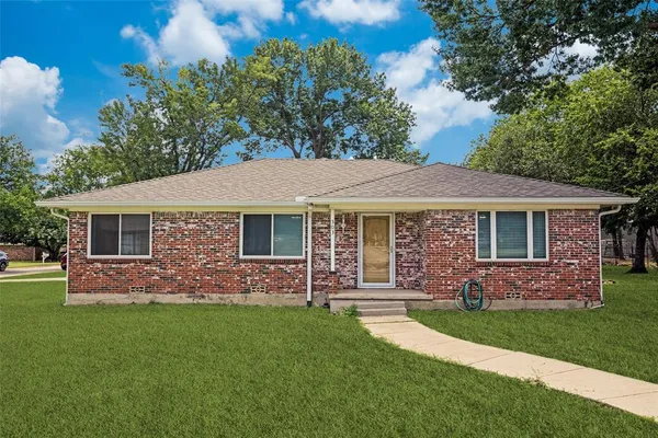 $1,900 | 303 Barrett Drive, Justin, TX 76247