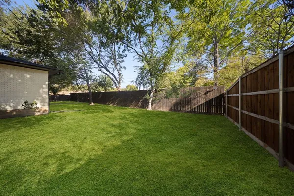 a view of a backyard