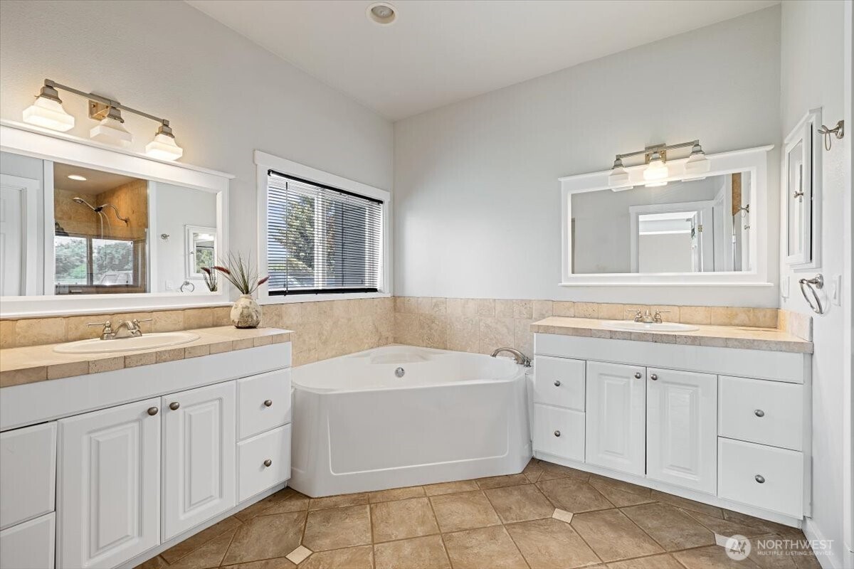 644 Masterson Road Cle Elum, WA 98922 - Photo 20 of 40 a bathroom with a sink a large mirror and a bathtub