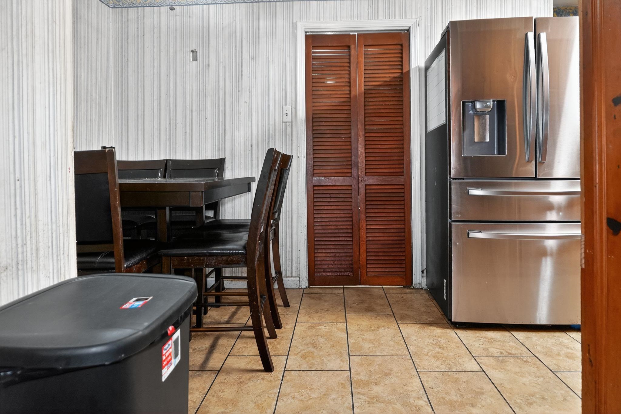 3034 Bannockburn Road Memphis, TN 38128 - Photo 8 of 18 a kitchen with a table and chairs