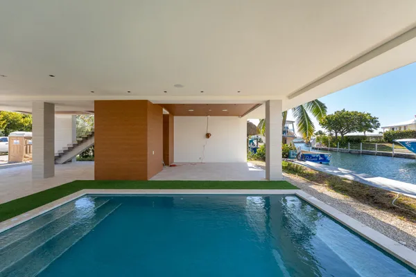 a view of back yard of the house