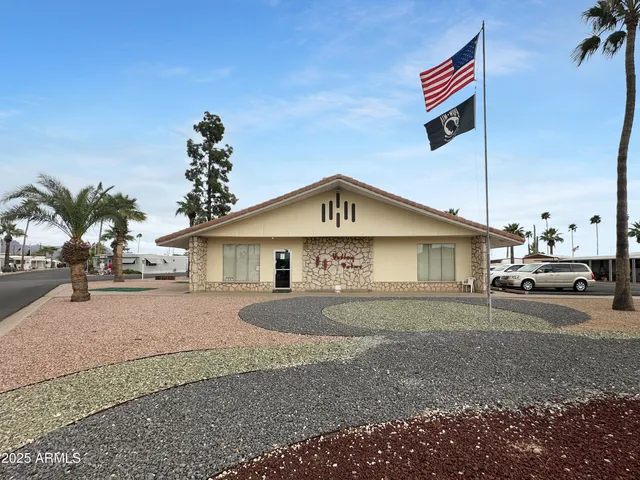 a view of a house with backyard