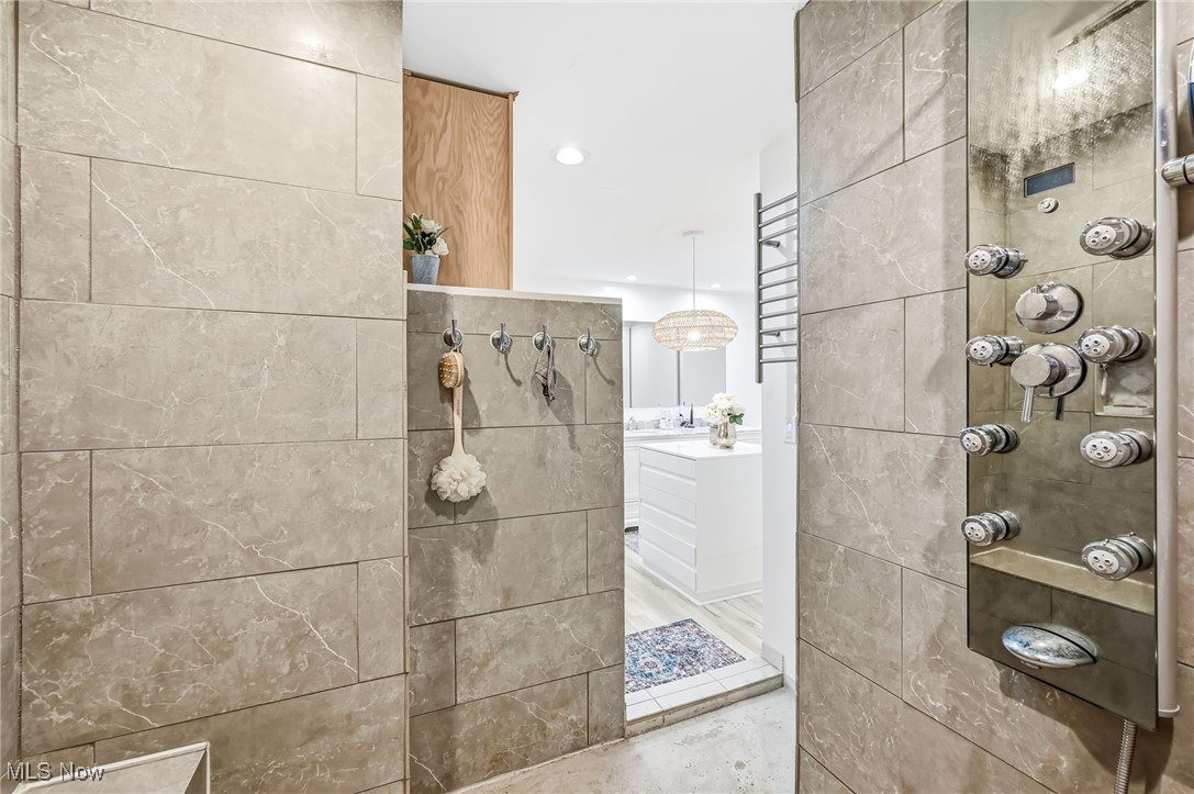 264 Pheasant Run Road Southeast Warren, OH 44484 - Photo 22 of 42 6x6 shower in the master bath