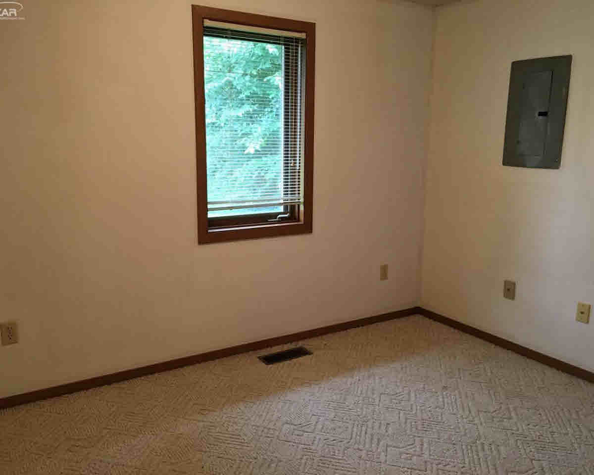 5359 Linden Road Swartz Creek, MI 48473 - Photo 9 of 12 21222572-8.JPG