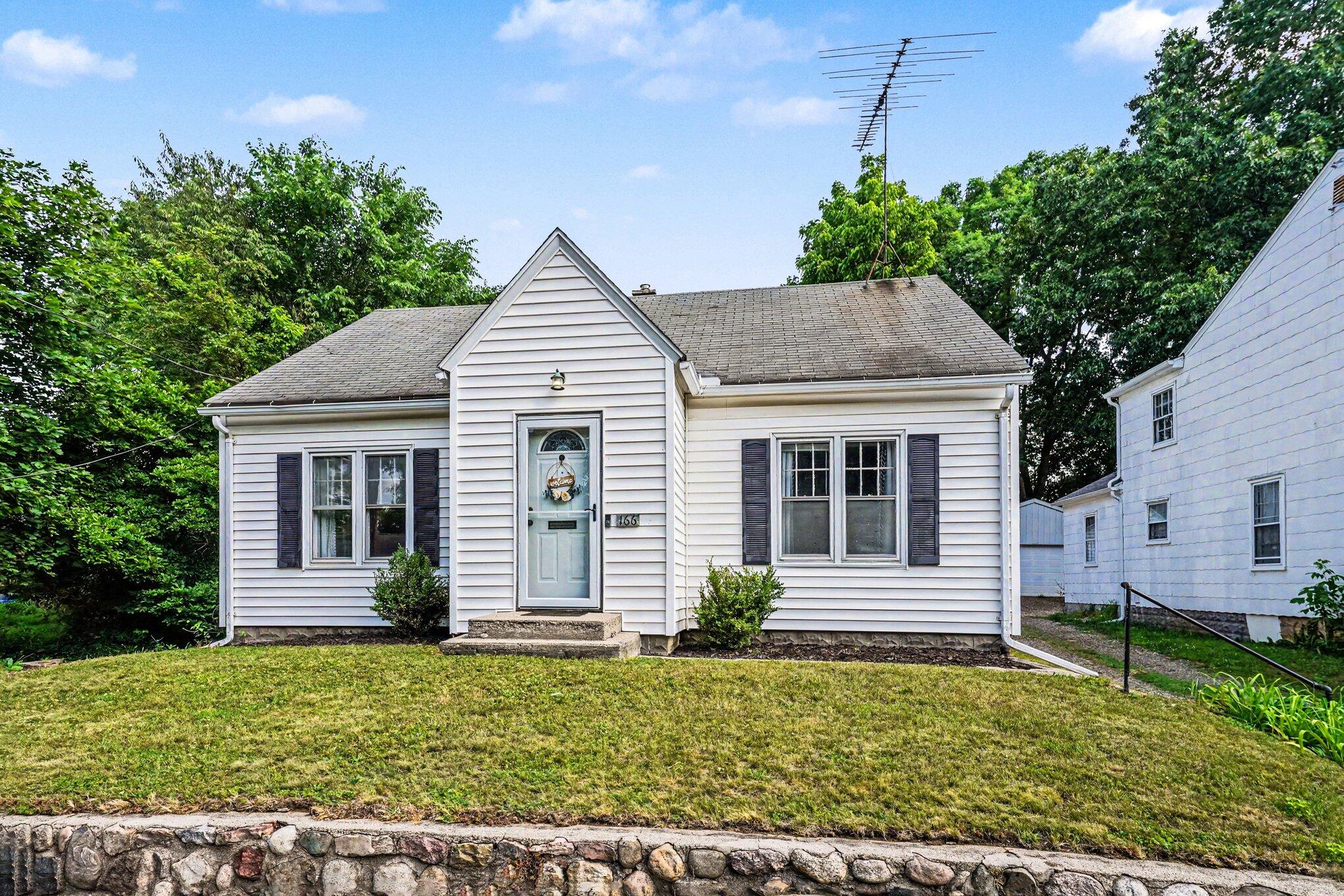 166 Ridgewood Street Kalamazoo, MI 49001 - Photo 3 of 30 003_file_2507