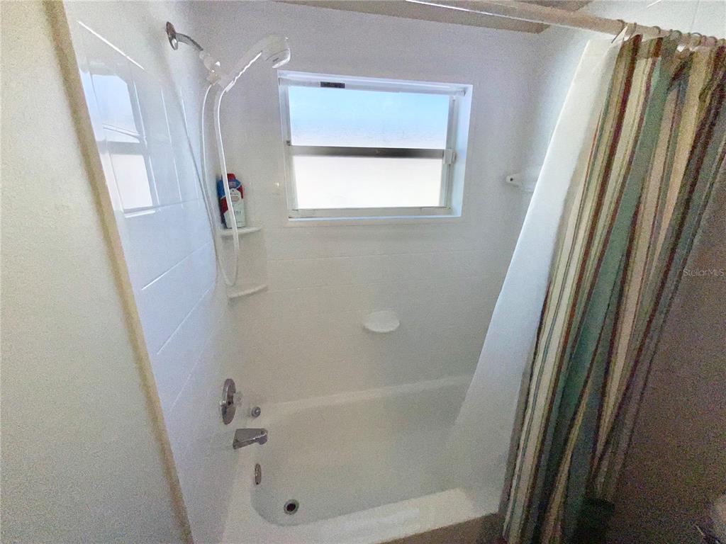 7831 Barclay Road New Port Richey, FL 34654 - Photo 13 of 34 a bathroom with a bathtub