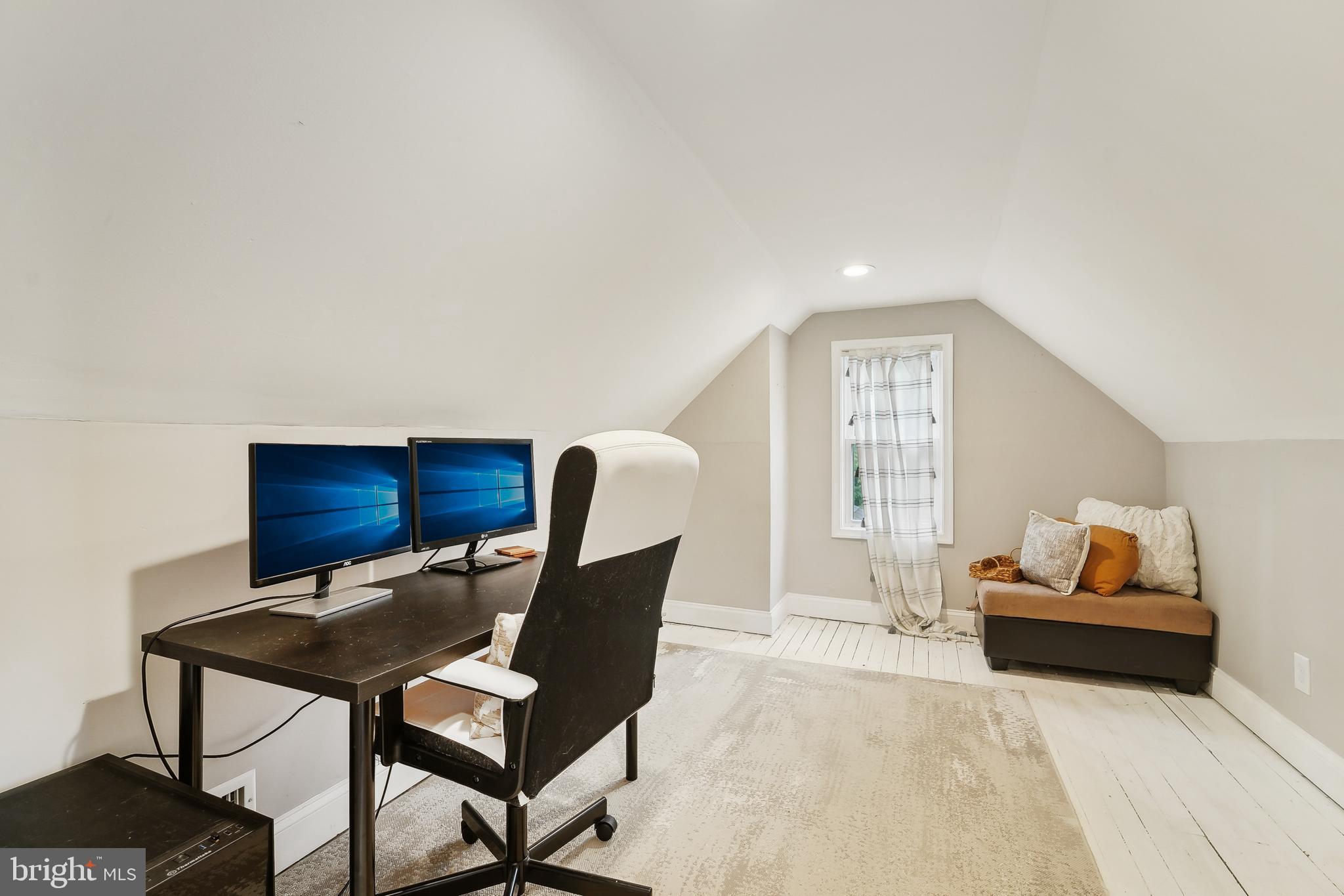 4124 Hamilton Avenue Baltimore, MD 21206 - Photo 32 of 41 a workspace with furniture and window