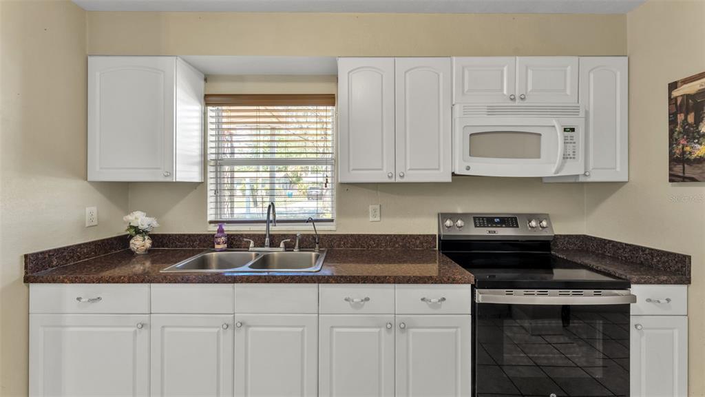 515 Easy Street Bartow, FL 33830 - Photo 7 of 25 a kitchen with granite countertop white cabinets white stove and a granite counter top